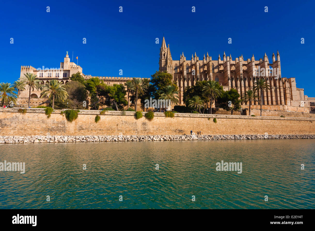 Isole Baleari Spagna, Mallorca, Palma de Maiorca, Cattedrale di Santa Maria di Palma (La Seu) e Palazzo Reale di La Almudaina Foto Stock