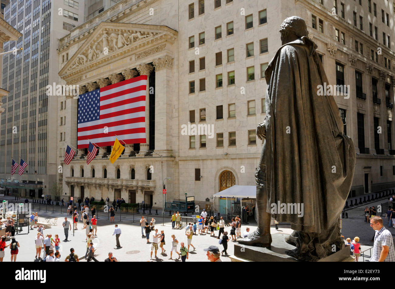 Stati Uniti New York Broad Street Wall Street NYSE o New York Stock Exchange George Washington statua da dietro di fronte al Foto Stock