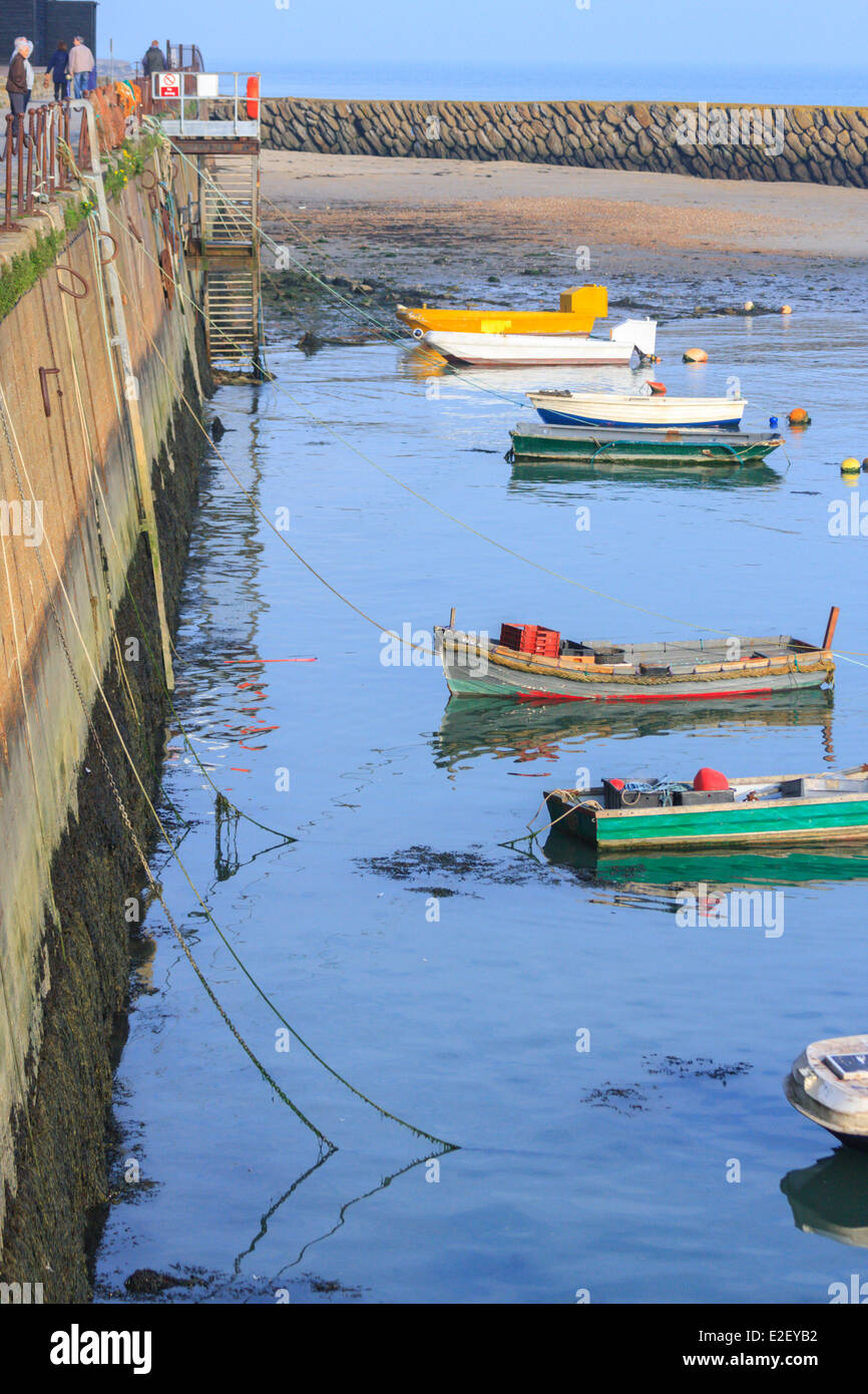 Victorian cittadina balneare di barche da pesca ormeggiate ad alta marea Folkestone nel Kent Foto Stock