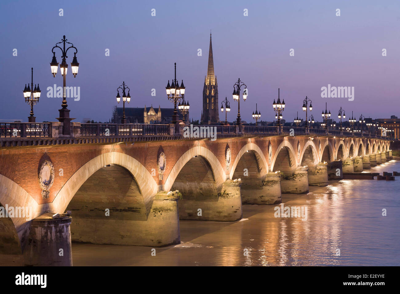 Francia Gironde Bordeaux il Pont de Pierre ponte sul fiume Garonne e alla cattedrale di Saint Michel elencati come patrimonio mondiale dall' Foto Stock