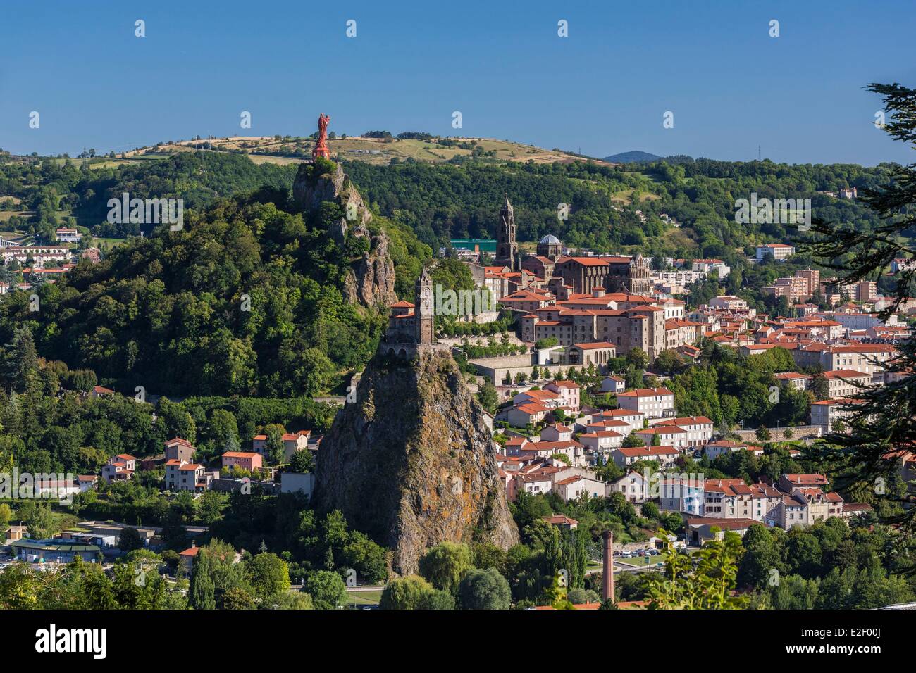 Francia Haute Loire Le Puy en Velay un arresto su El Camino de Santiago vista del decimo secolo Saint Michel d'Aiguille Cappella Foto Stock