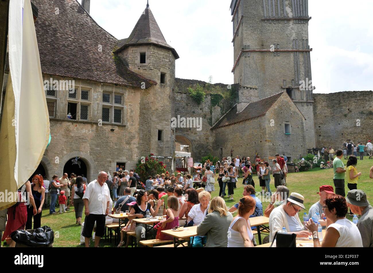 Francia, Haute Saône, Oricourt, castello datata 12-15 secolo, party animazione in estate, mostre Foto Stock