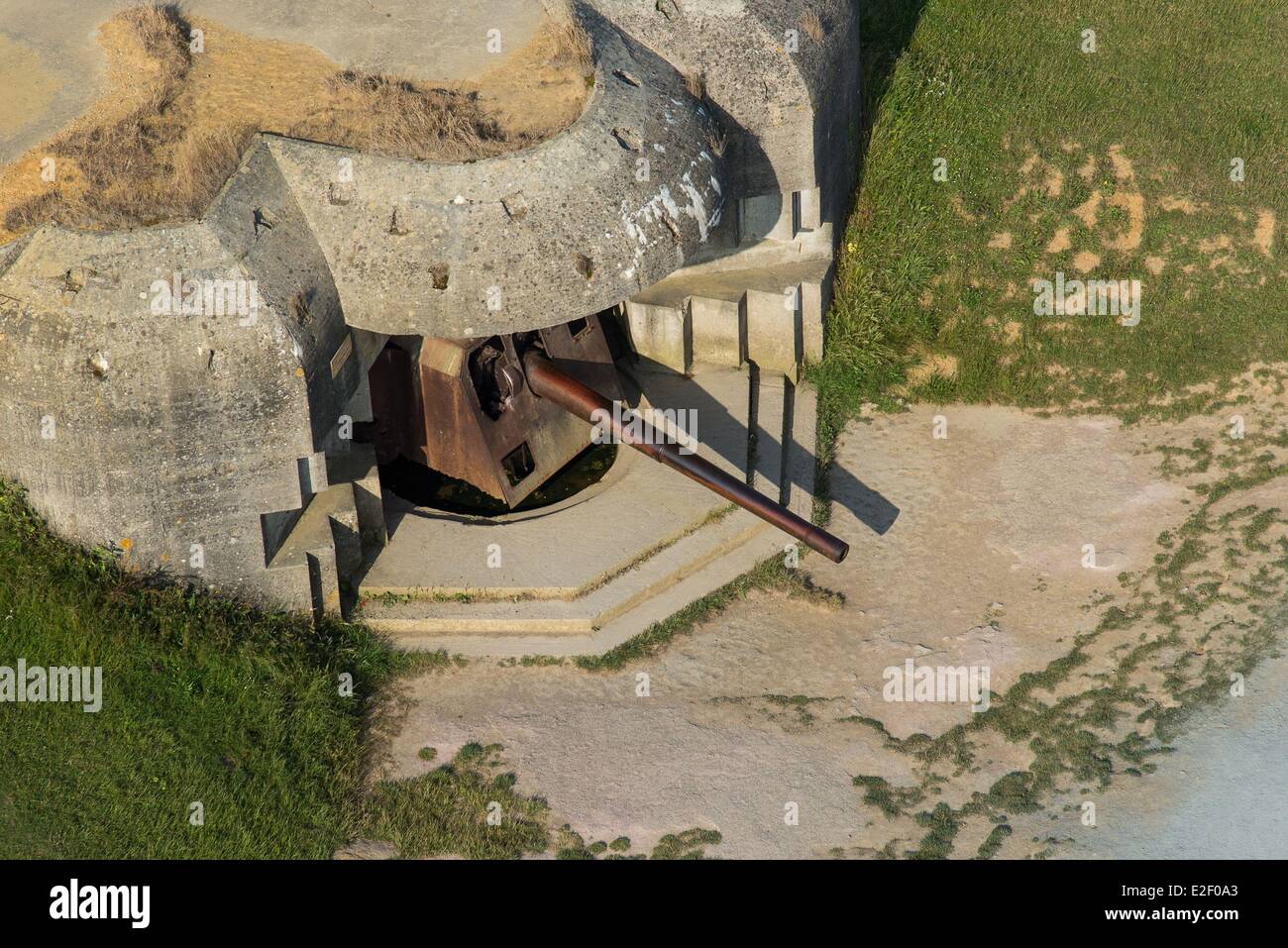 Francia, Calvados, Longues sur Mer, la pistola batterie di Atlantic Wall, artiglieria navale di 150 mm long-range (vista aerea) Foto Stock