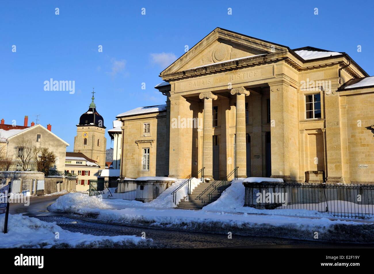 Francia, Doubs, Pontarlier, tribunale e Sainte Begnine la chiesa Foto Stock