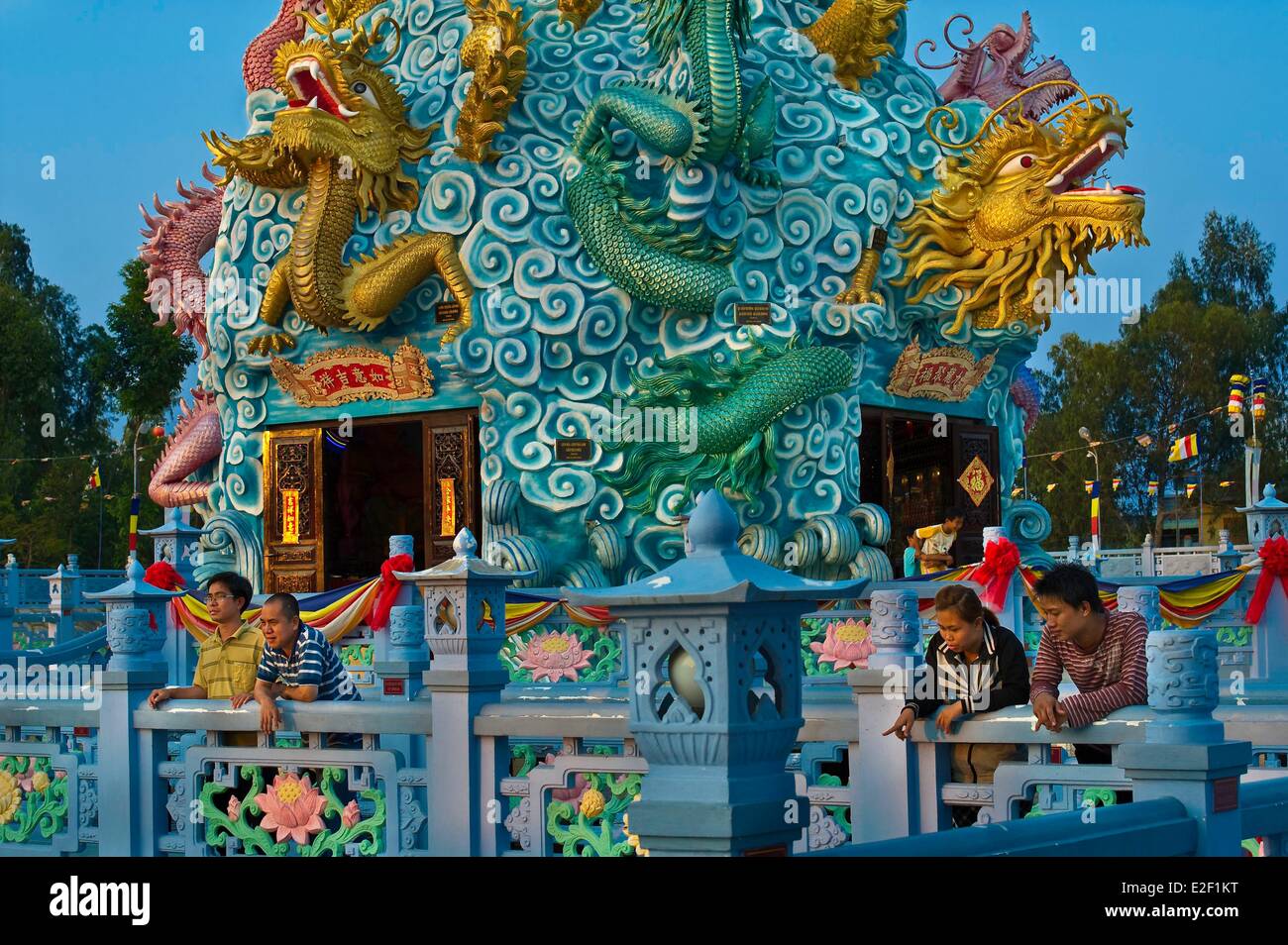 Il Vietnam un Giang Provincia Chau Doc Thien Khai Huynh Dao tempio buddista che simboleggia il fiume Mekong il fiume del 9 draghi Foto Stock