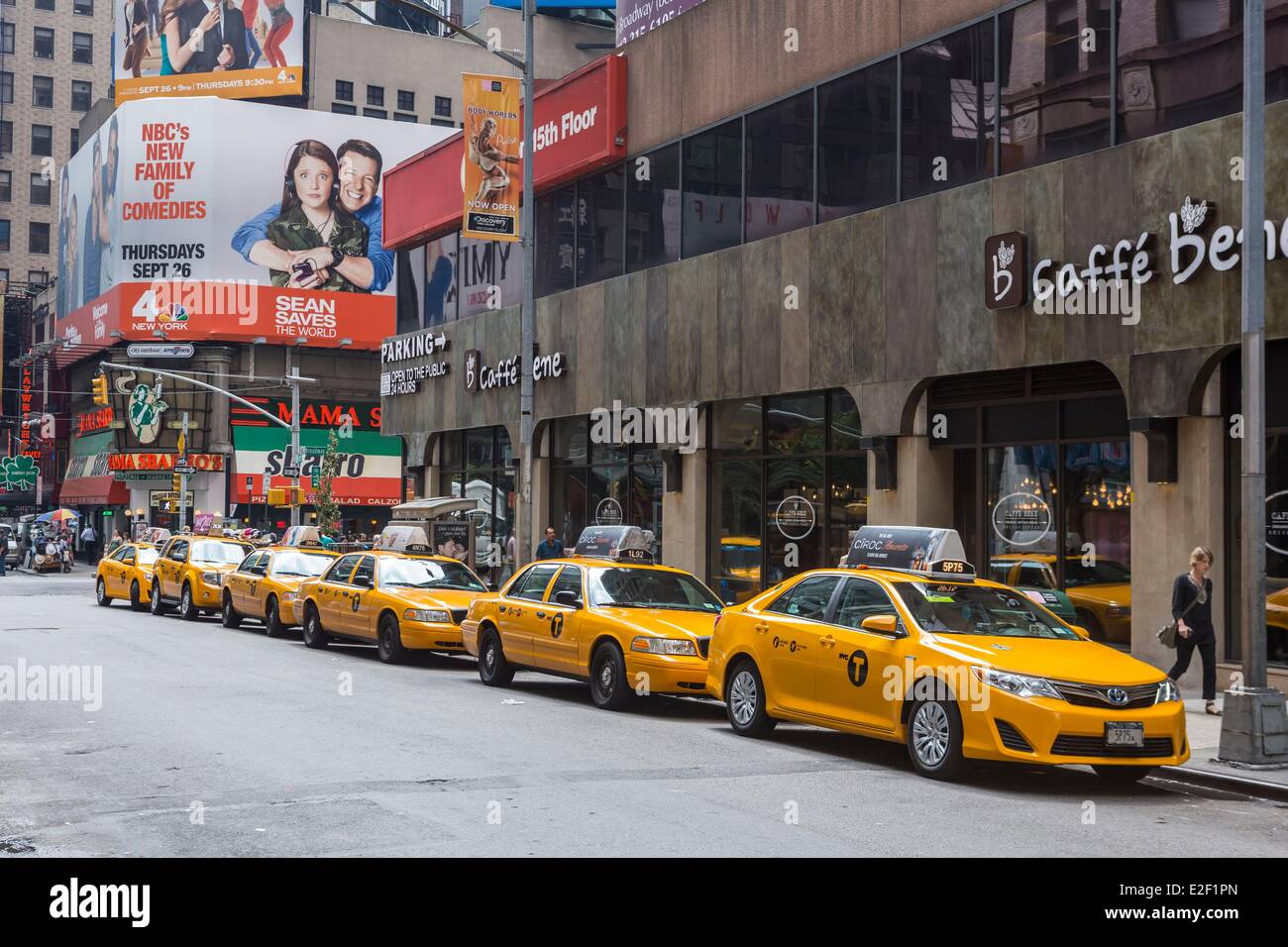 Stati Uniti, New York, Manhattan Midtown, una linea di taxi Foto Stock