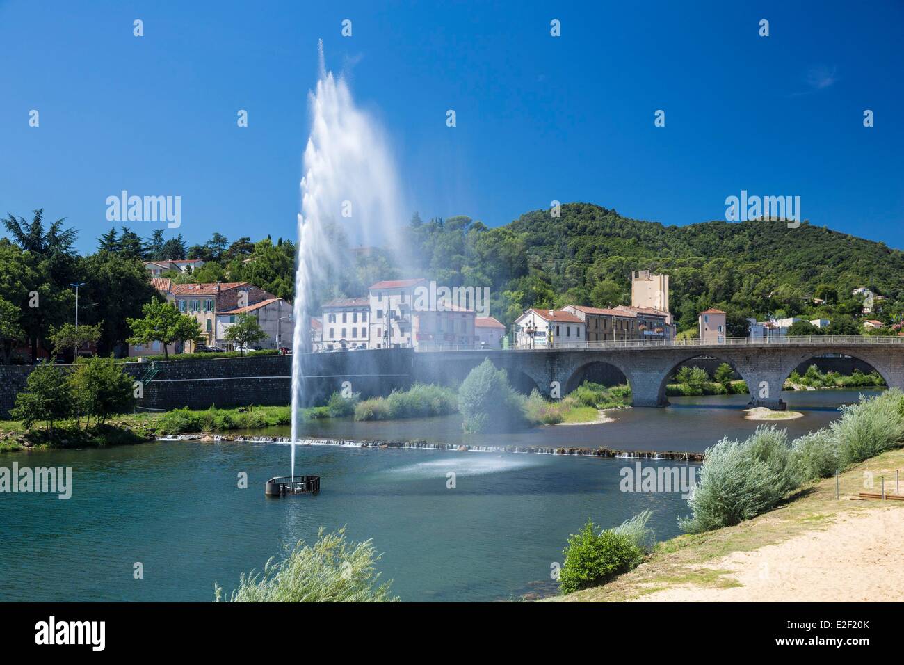 Francia, Gard, Ales, getto d'acqua sul Gardon Foto Stock