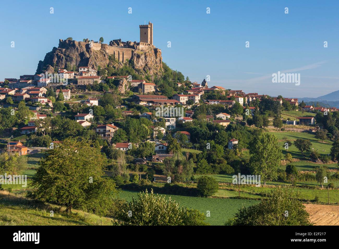 Francia, Haute Loire, fortezza feudale di Polignac datato xi secolo in piedi su una collinetta basaltica Foto Stock