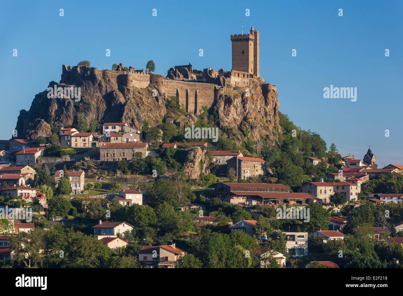 Francia, Haute Loire, fortezza feudale di Polignac datato xi secolo in piedi su una collinetta basaltica Foto Stock
