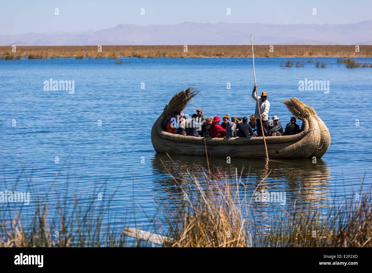 Il Perù, Provincia di Puno, il lago Titicaca, i discendenti degli indiani Uros live su flottante isole reed e vivono prevalentemente di turismo Foto Stock