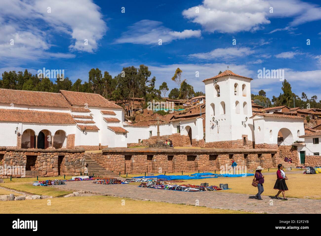 Il Perù, Provincia di Cuzco e la Valle Sacra, Chinchero, villaggio Spagnolo costruito sui resti delle terrazze Inca Foto Stock