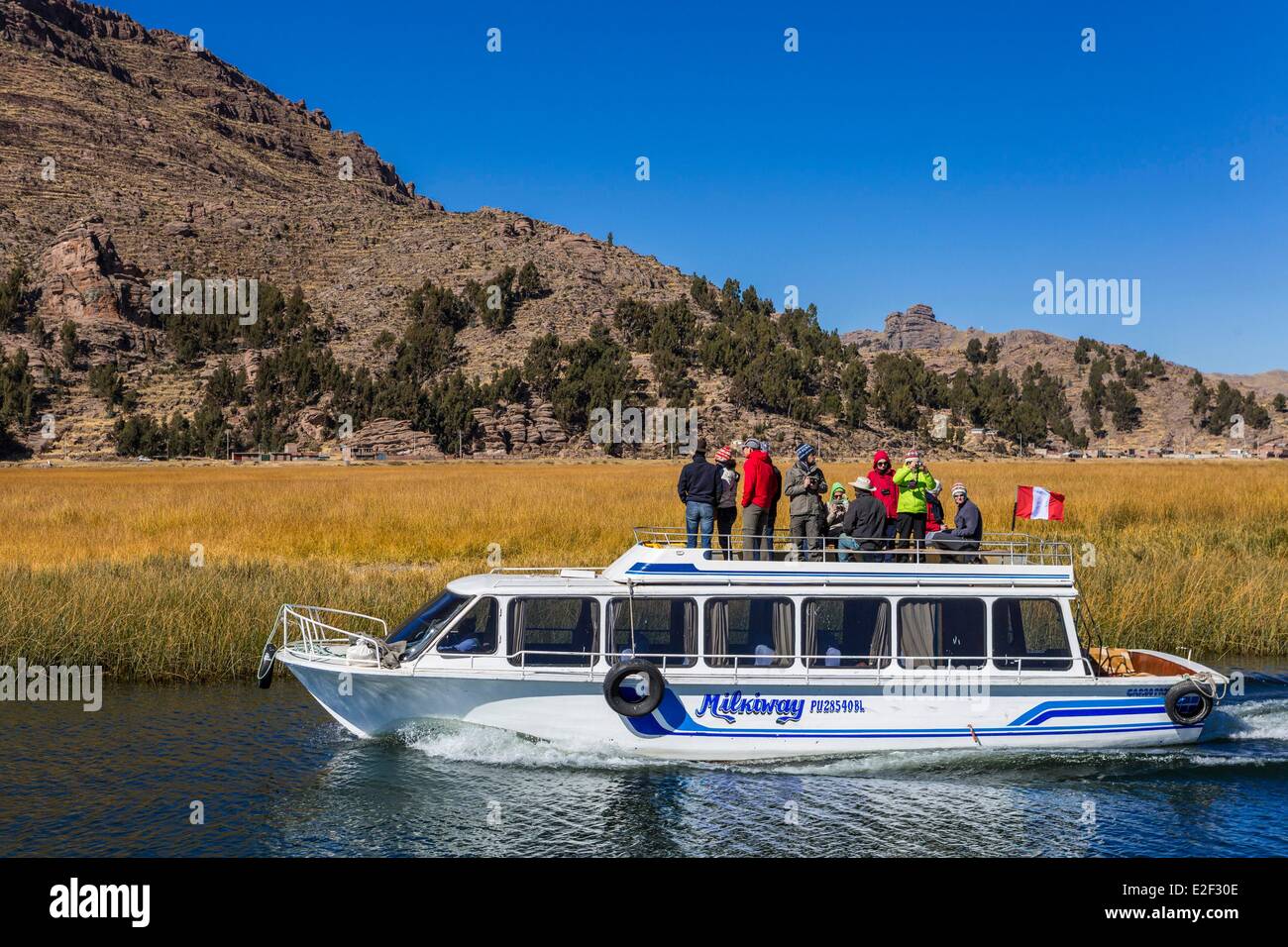 Il Perù, Provincia di Puno, il lago Titicaca, il lago navigabile più alto del mondo, turisti in barca Foto Stock