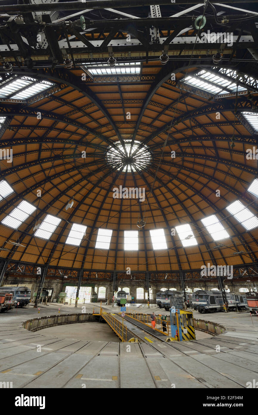 Francia Savoie Chambery l'edificio circolare della ferrovia Rotunda di alloggiamento di un ponte girevole è stato costruito tra il 1906 e il 1910 e Foto Stock