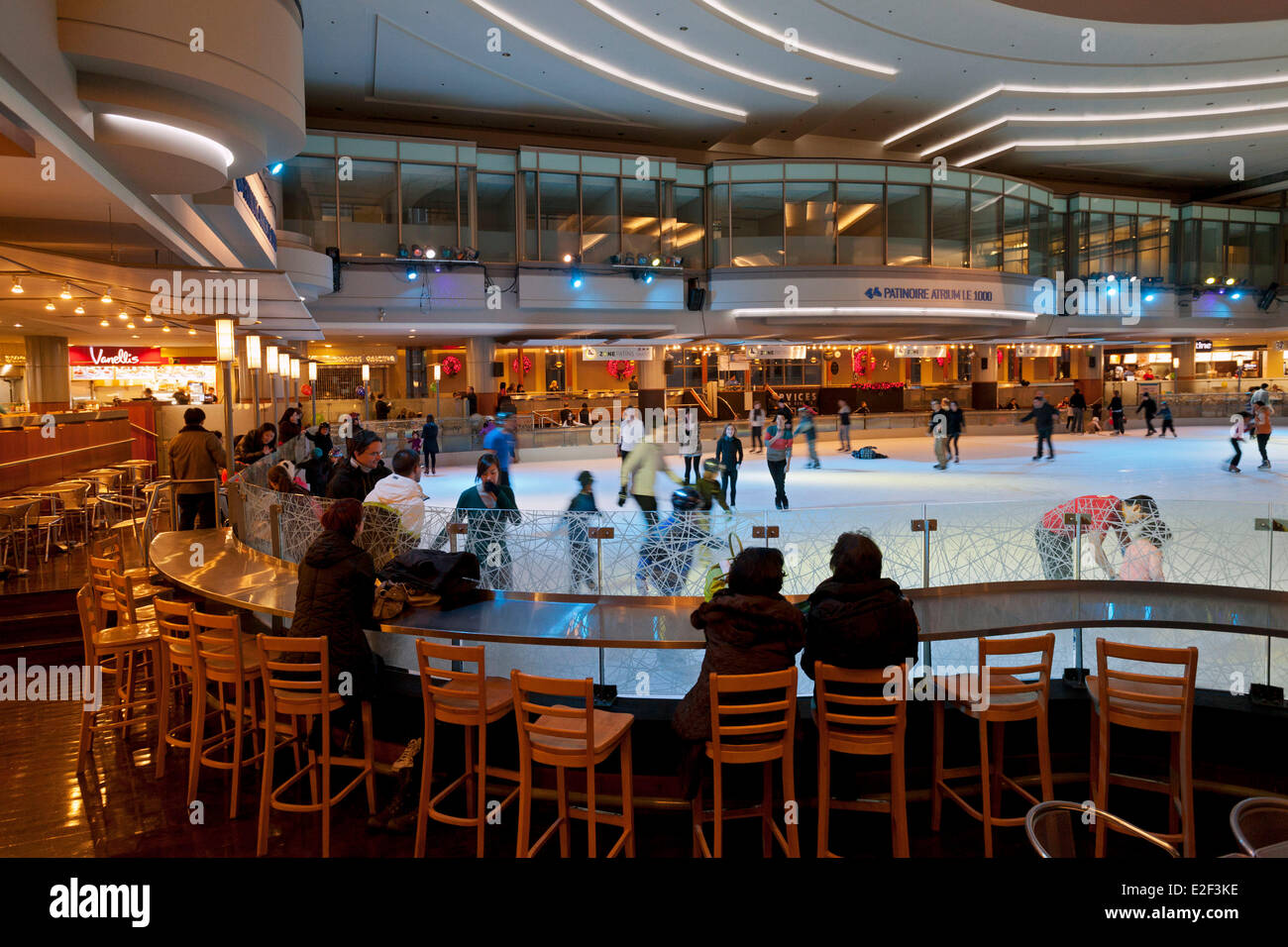 Canada, Provincia di Quebec, Montreal, la città sotterranea, il ghiaccio della torre del 1000 De La Gauchetiere Foto Stock