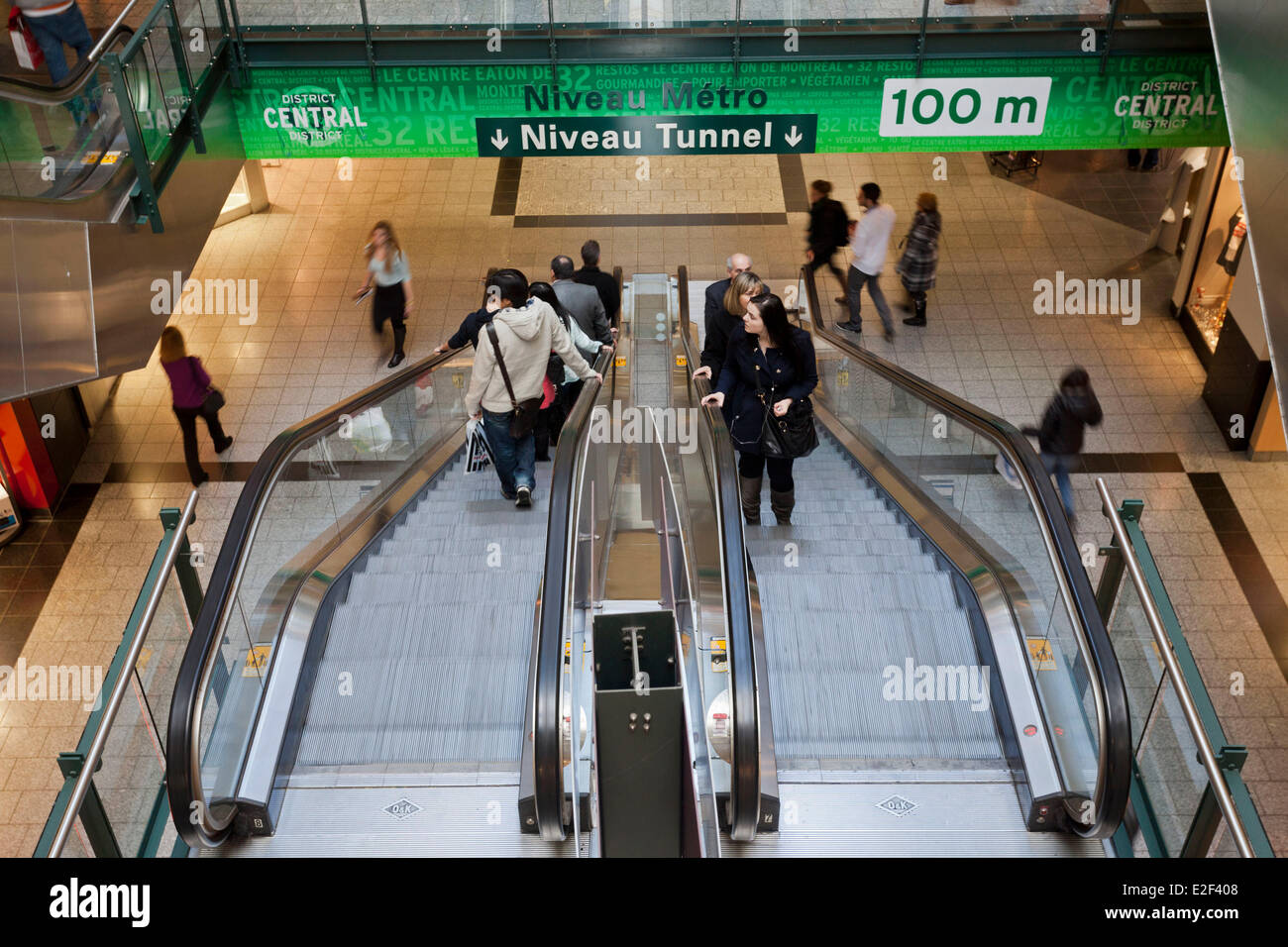 Canada, Provincia di Quebec, Montreal, la città sotterranea, Eaton Shopping Centre, le scale mobili per il livello sotterraneo Foto Stock
