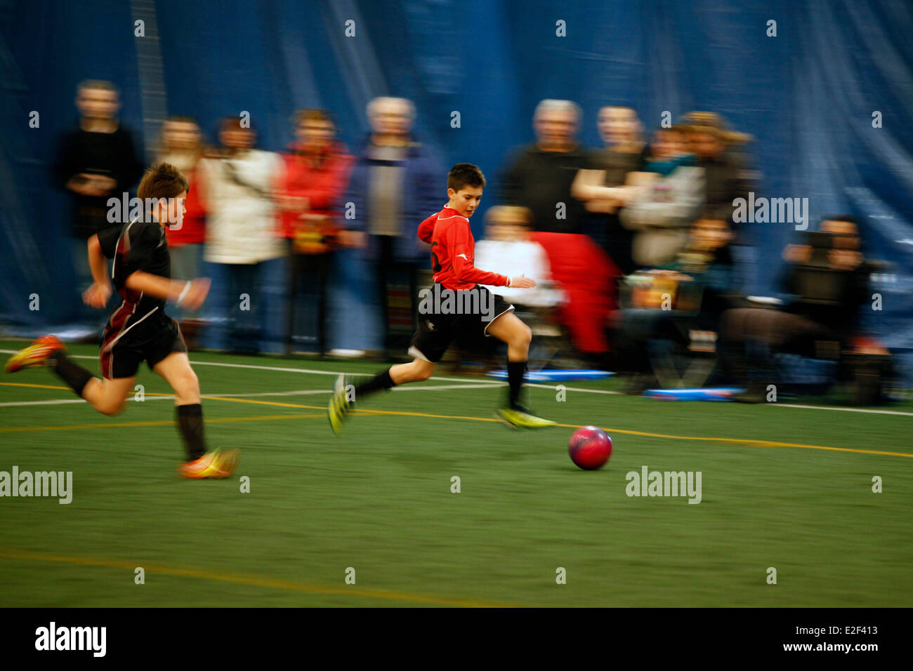 Canada Quebec Montreal provincia gioca il calcio giovanile chiamato soccer in Nord America lo stadio interno con tappeto erboso artificiale Foto Stock