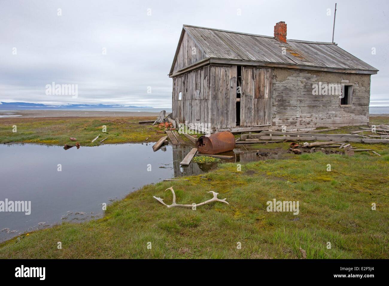 Russia, Chukotka Distretto autonomo, Wrangel island, fiume Mammoth, vecchia casa dei cacciatori Foto Stock