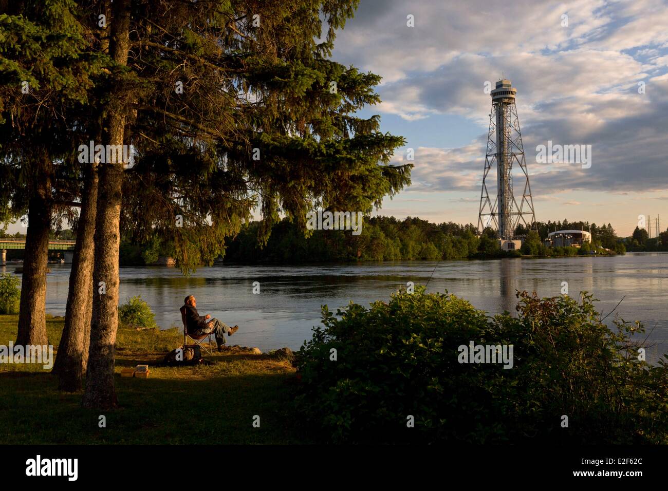 Canada Quebec, Mauricie, città di Shawinigan, Saint-Maurice fiume e la città di energia, il pescatore Foto Stock