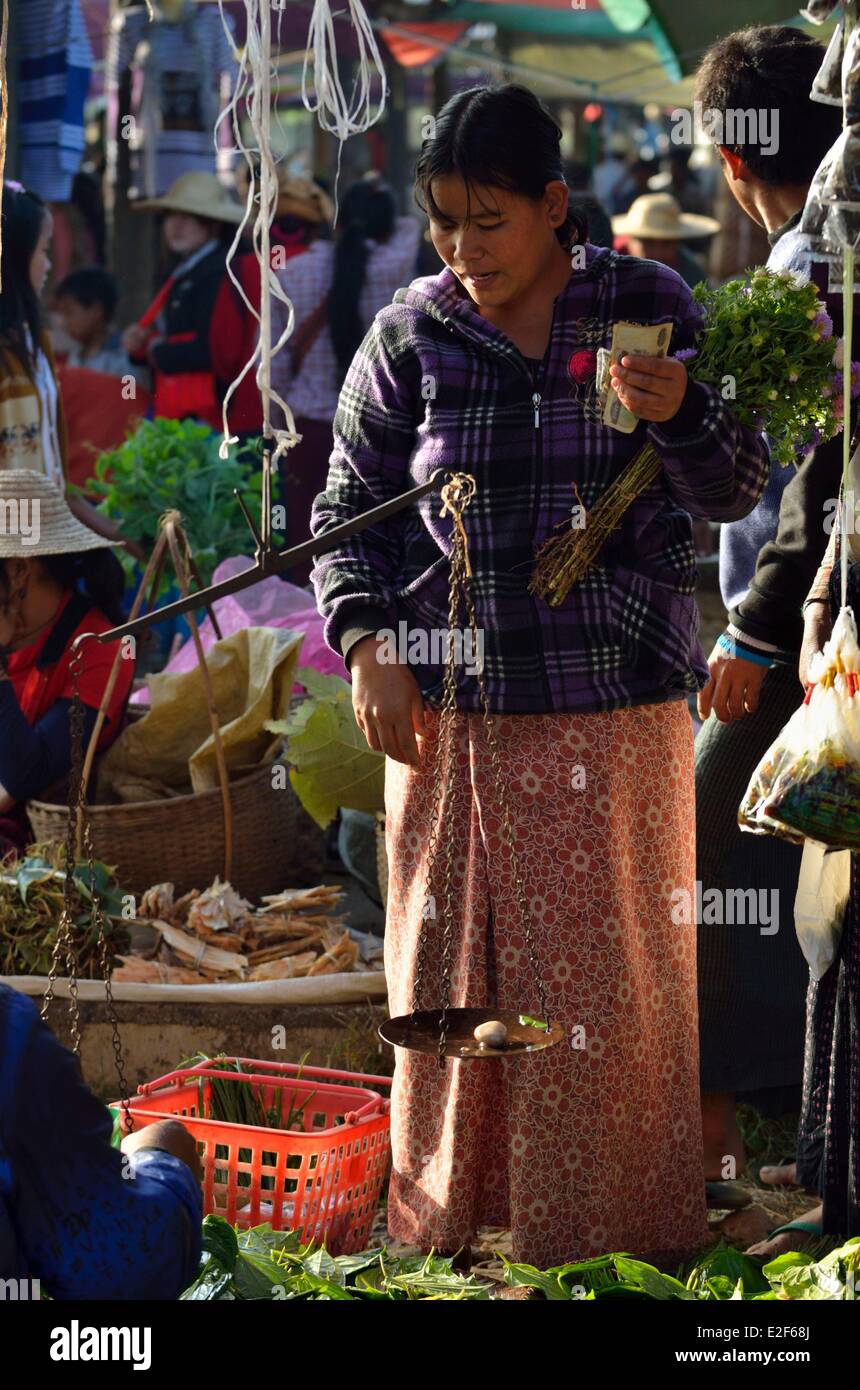 Myanmar (Birmania), Stato Shan, Lago Inle, villaggio di Khong Tai, mercato Foto Stock