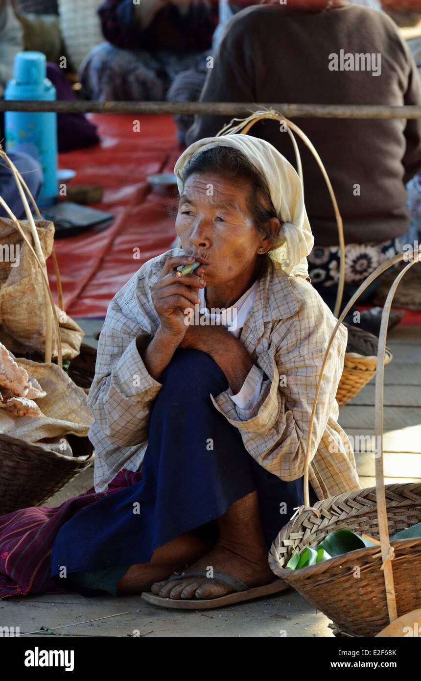 Myanmar (Birmania), Stato Shan, Lago Inle, villaggio di Khong Tai, mercato vecchio donna fumare una cheerot Foto Stock