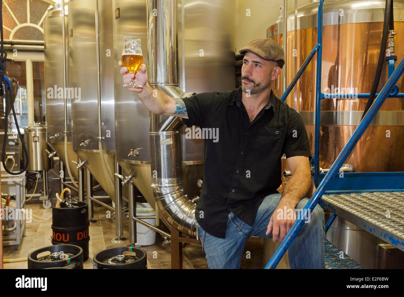 Canada Quebec, Mauricie, città di Shawinigan, micro-birreria il Devil's foro, Isacco Tremblay uno dei proprietari nel corso di una degustazione Foto Stock