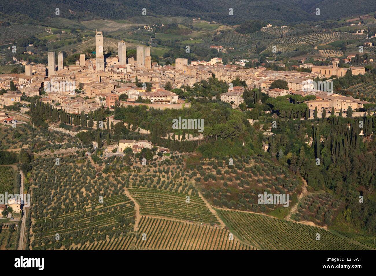 Italia Toscana Val d'Elsa il borgo medievale di San Gimignano centro storico sono classificati come patrimonio mondiale dall' UNESCO (vista aerea) Foto Stock