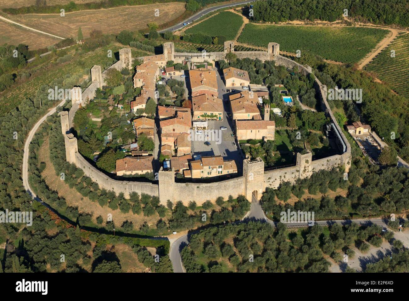 L'Italia, Toscana, Val d'Elsa, Monteriggioni, borgo fortificato medievale, una forma circolare (vista aerea) Foto Stock