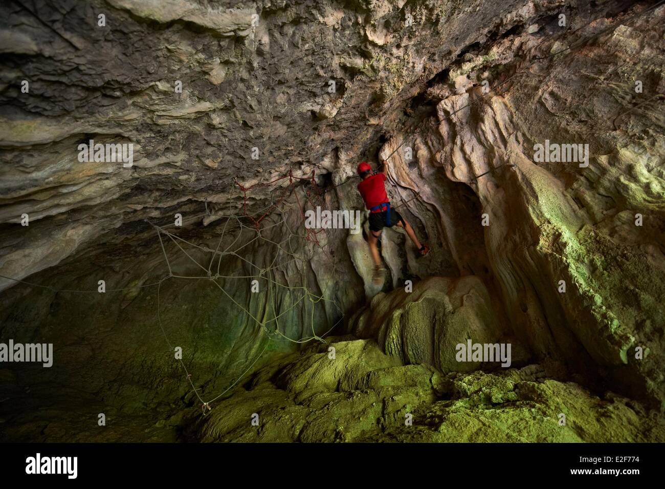 Francia, Haute Garonne, Saint Pe d'Ardet, Via Ferrata, Tree Climbing, il passaggio in una grotta Foto Stock