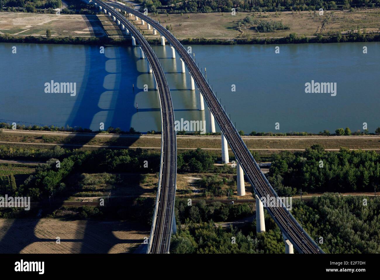 Francia, Vaucluse, Avignone, doppia Avignon TGV viadotto sul Rodano LGV Mediterranee (vista aerea) Foto Stock