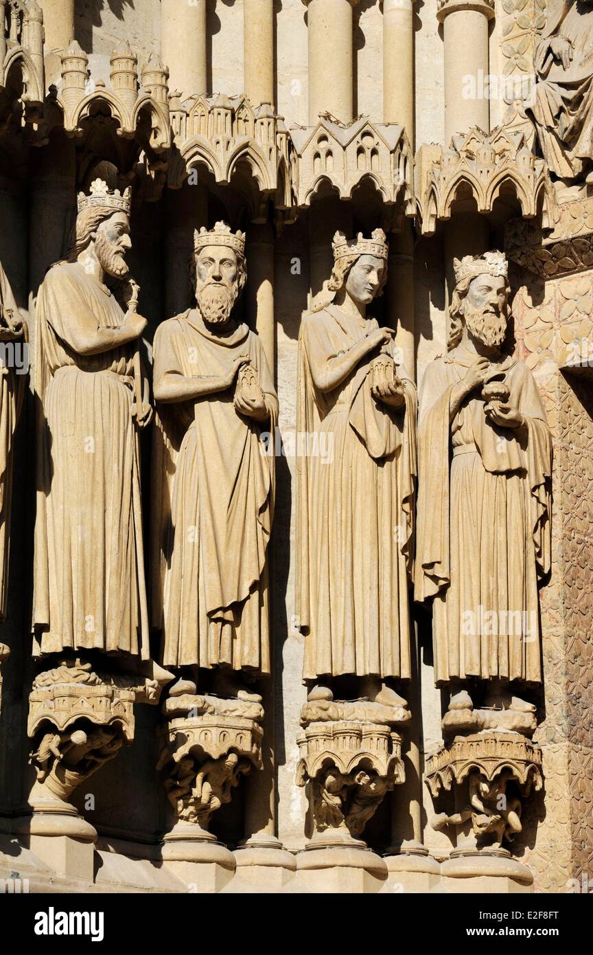 Francia Somme Amiens la cattedrale di Notre Dame di Amiens elencati come patrimonio mondiale dall' UNESCO quattro statue sulla facciata della Foto Stock