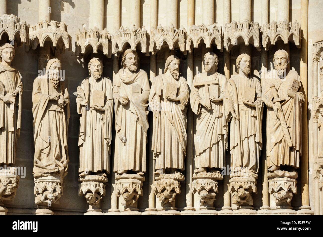 Francia Somme Amiens la cattedrale di Notre Dame di Amiens elencati come patrimonio mondiale dall' UNESCO statue a sinistra del portale di Foto Stock