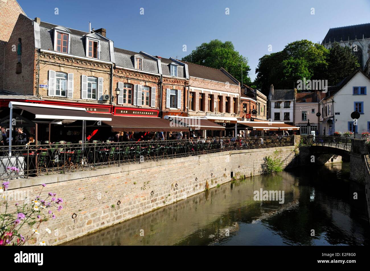 Francia, Somme, Amiens, il quartiere di Saint Leu, terrazze sul bordo dell'acqua Foto Stock