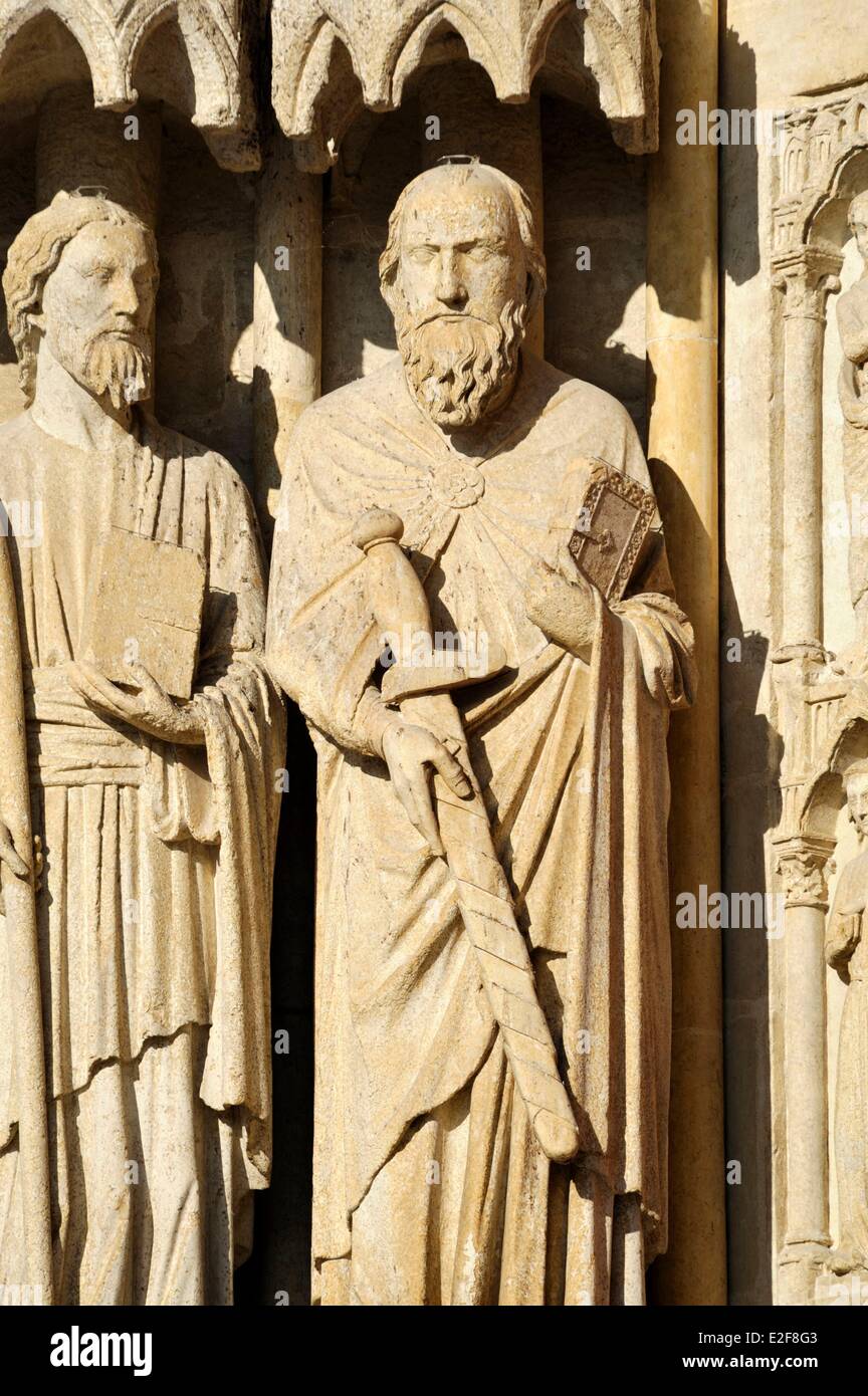 Francia Somme Amiens la cattedrale di Notre Dame di Amiens elencati come patrimonio mondiale dall' UNESCO due delle statue a sinistra del Foto Stock
