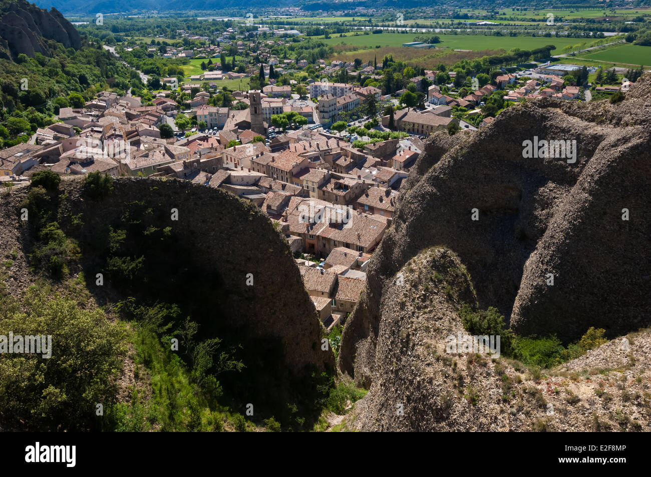 Francia, Alpes de Haute Provence, Les Mees, penitenti rock, o di monoliti di tufo che si affaccia sul villaggio medievale Foto Stock