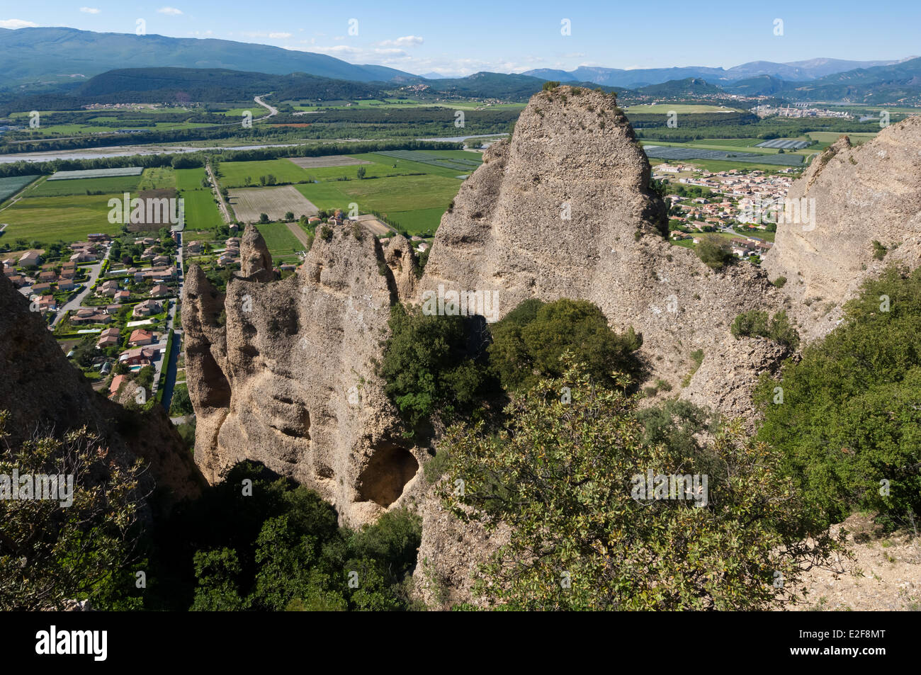 Francia, Alpes de Haute Provence, Les Mees, penitenti rock, o di monoliti di tufo che si affaccia sul villaggio medievale Foto Stock