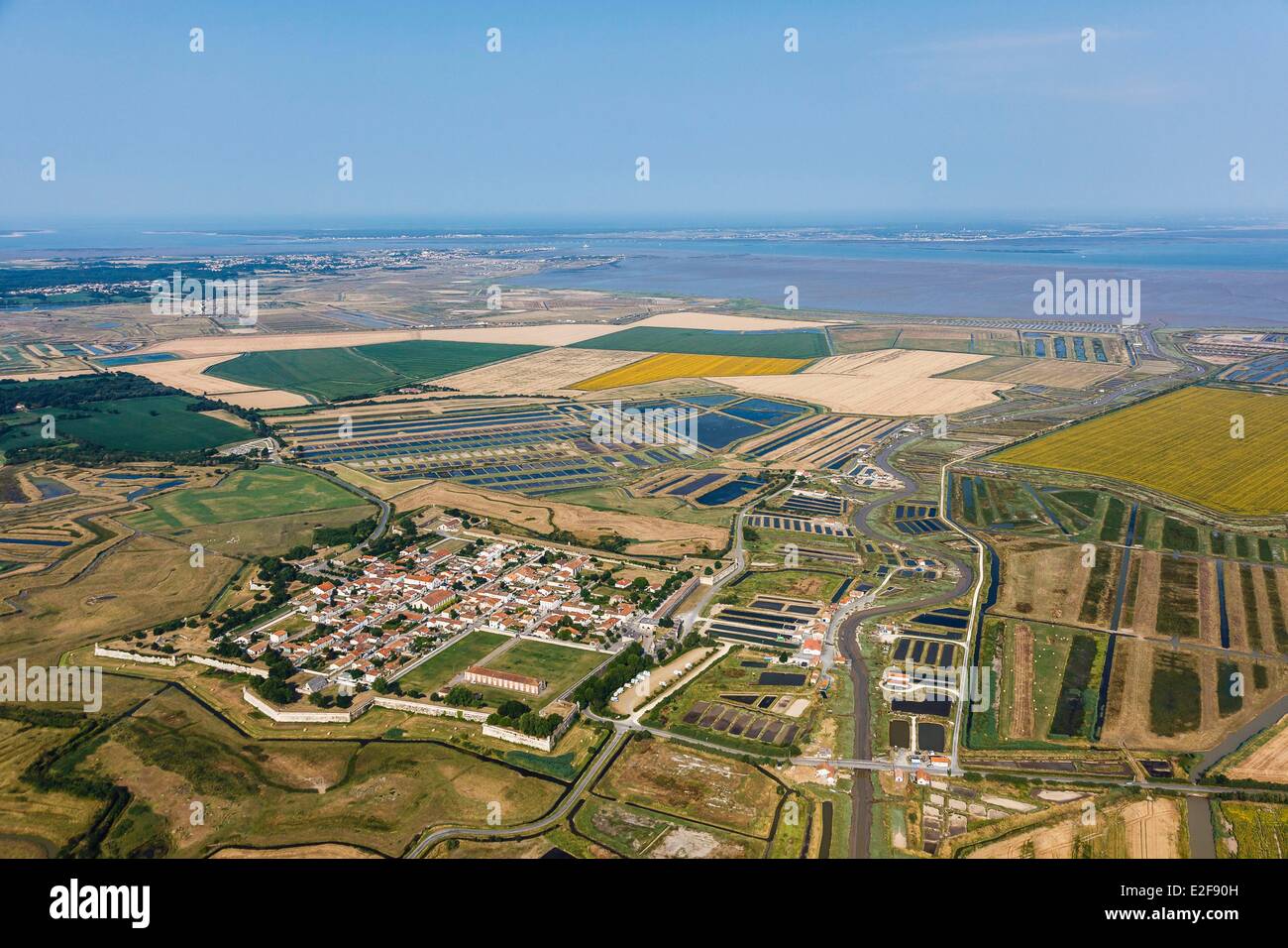 Francia, Charente Maritime, Brouage, città fortificata da Pierre de Conti d'Argencourt poi Vauban e il traghetto (vista aerea) Foto Stock