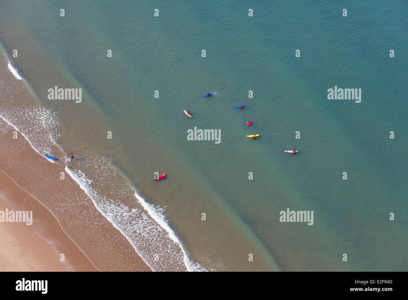 Francia, Vendee, La Tranche-sur-Mer, scuola di surf (vista aerea) Foto Stock