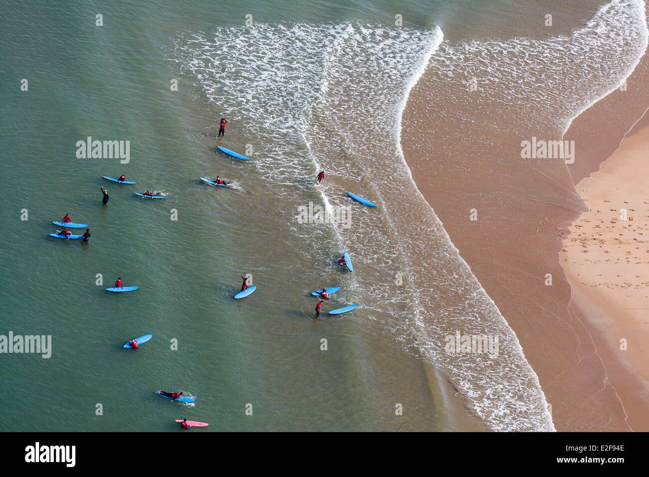 Francia, Vendee, La Tranche-sur-Mer, scuola di surf (vista aerea) Foto Stock