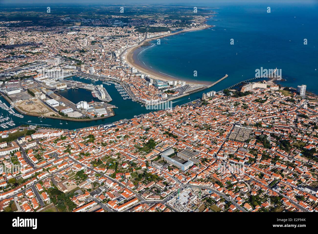 Francia, Vendee, Les Sables-d'Olonne, vista generale della città e della baia (vista aerea) Foto Stock