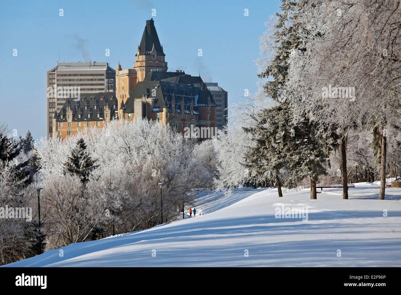 Canada, Saskatchewan, Saskatoon, Kiwanis Memorial Park e il centro storico della Delta Bessborough hotel in inverno Foto Stock