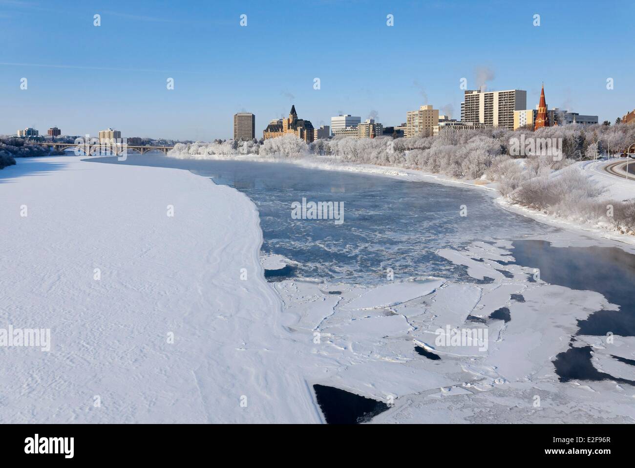 Canada, Saskatchewan, Saskatoon, il centro della città dalle rive del sud del Fiume Saskatchewan in inverno Foto Stock