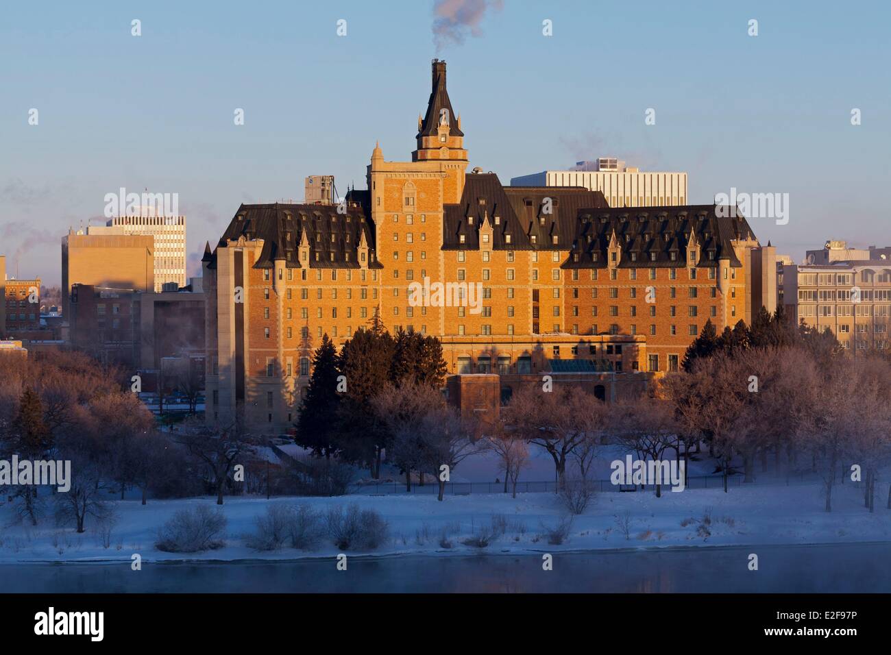 Canada Saskatchewan Saskatoon Kiwanis Memorial Park lungo la parte sud del Fiume Saskatchewan e la storica Bessborough Delta Hotel Foto Stock