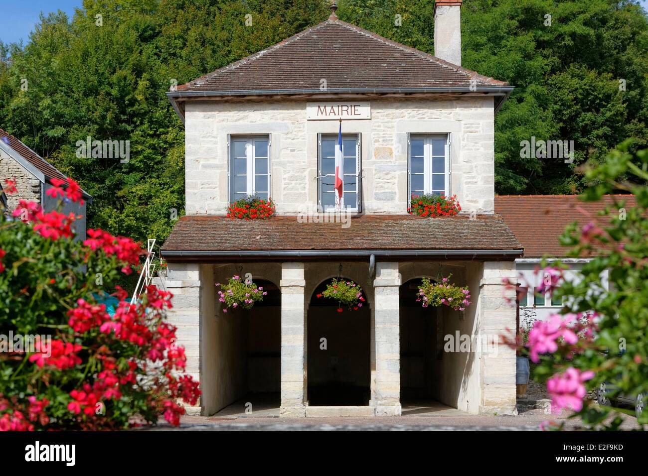 Francia, Cote d'Or, Reulle Vergy, municipio sotto un lavatoio Foto Stock