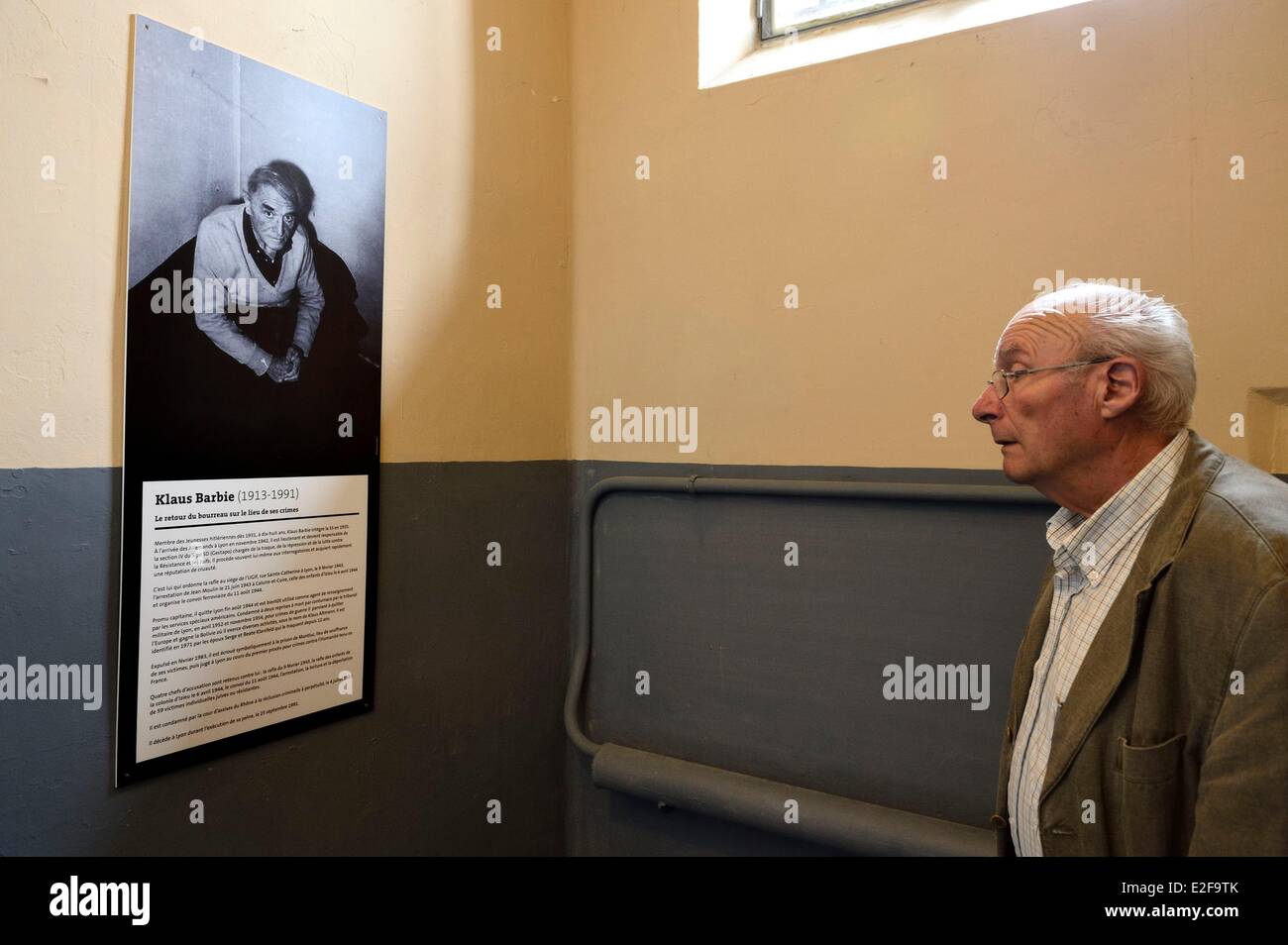 Francia Rodano Lione prigione Montluc Memorial a un membro della famiglia di un uomo morto in deportazione osserva il ritratto di Klaus Barbie Foto Stock