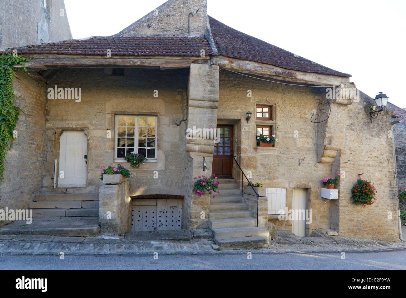 Francia, Yonne, Montreal, casa medievale del XV secolo Foto Stock