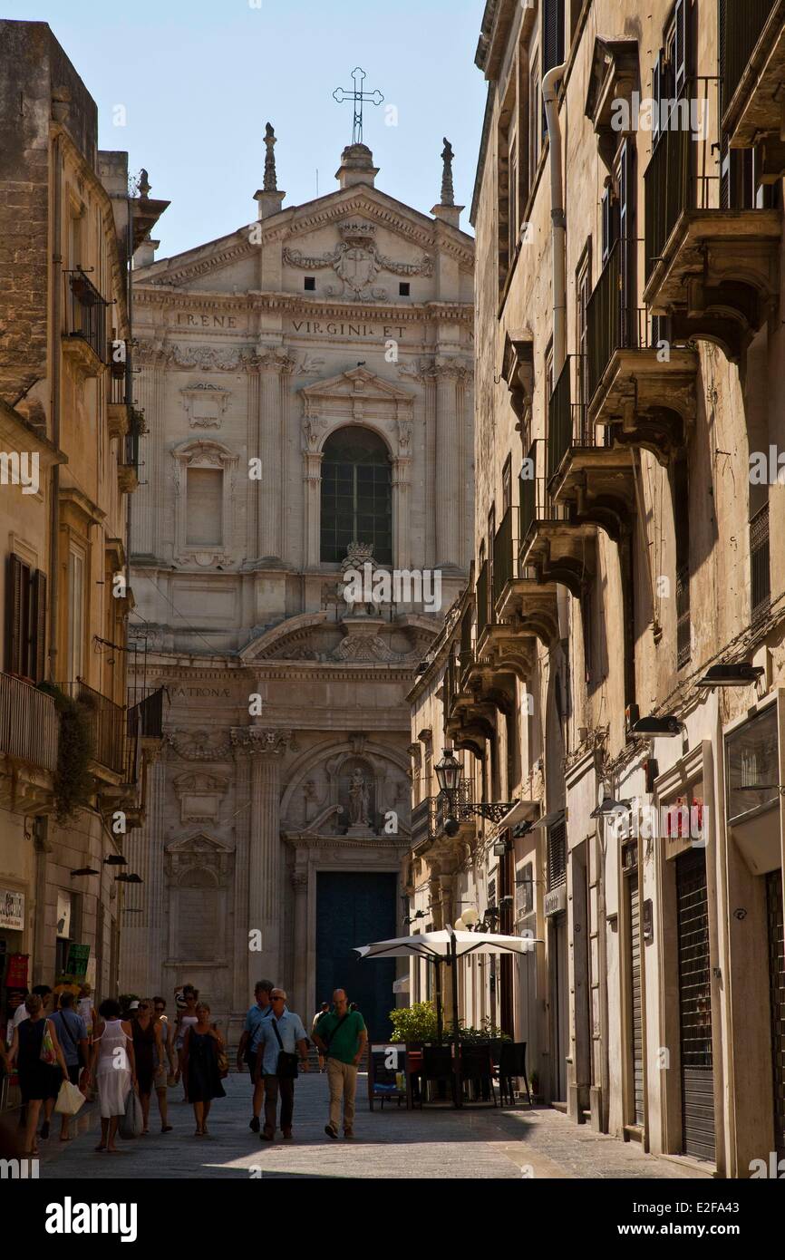 L'Italia, Puglia, della penisola salentina, Lecce, street nel centro cittadino e la cattedrale Foto Stock