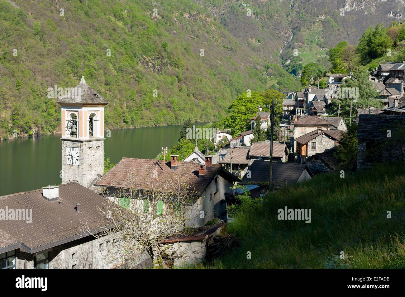 La Svizzera, Ticino, in Val Verzasca, trekking a Odro insediamento montano a partire da Vogorno village Foto Stock