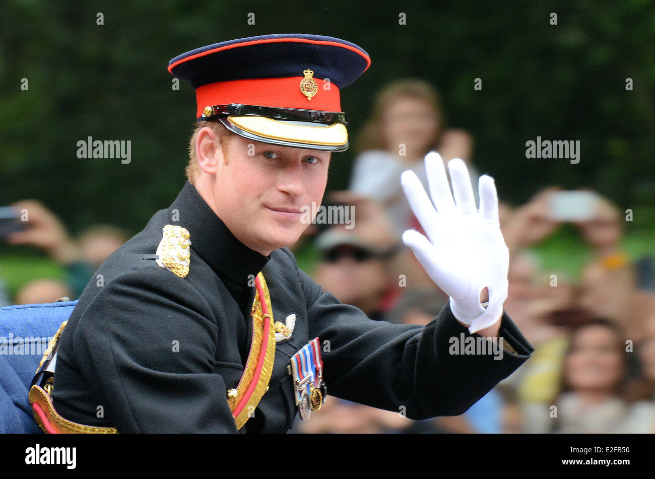 Principe Harry, capitano Harry Wales nel suo ruolo militare, durante Trooping the Colour. Contatto visivo. Salutare Foto Stock