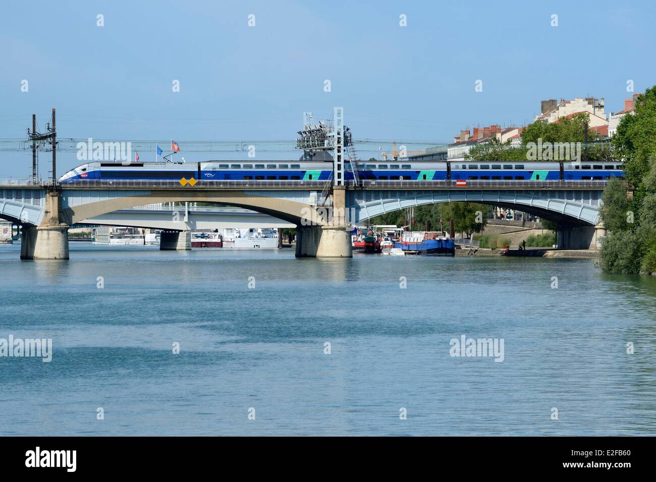 Francia, Rhone, Lione, treno ad alta velocità (TGV) attraversando il fiume Rodano vicino alla stazione Perrache Foto Stock