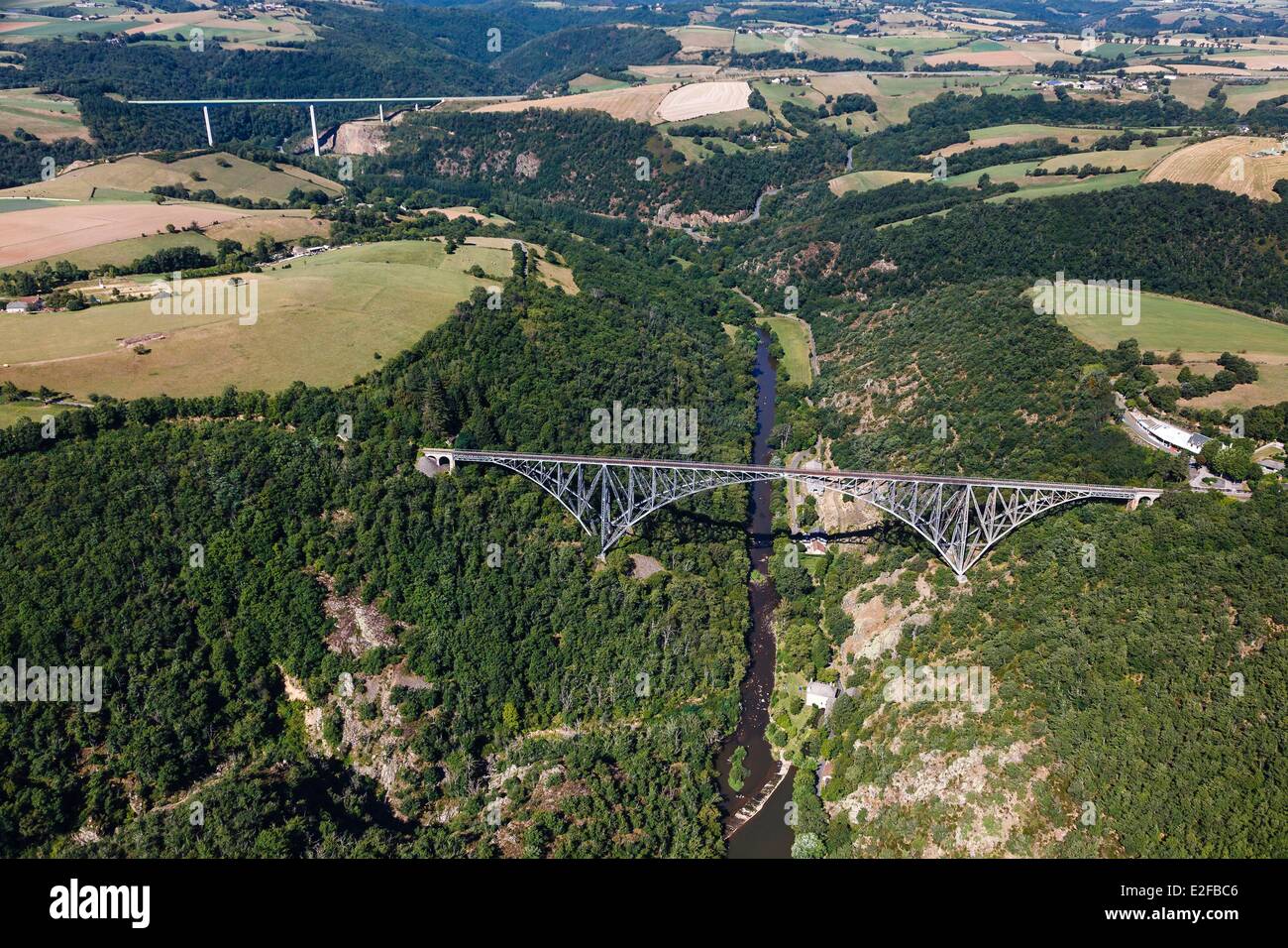 Francia, Aveyron, Tauriac de Naucelle, Viaur il viadotto e il ponte stradale (vista aerea) Foto Stock